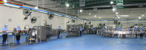 Chế biến yến sào tinh chế - Ảnh: Yến sào Khánh Hòa cung cấp