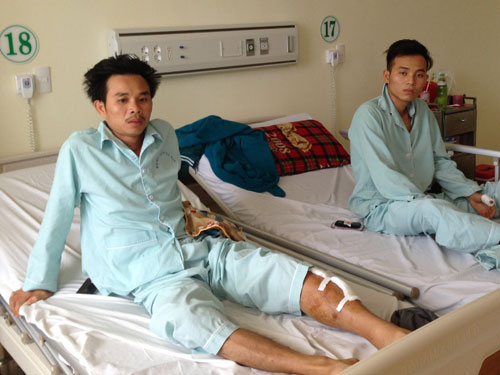 Anh Nhơn (trái) và anh Thành đang điều trị tại Bệnh viện Bà Rịa - Ảnh: Minh Anh