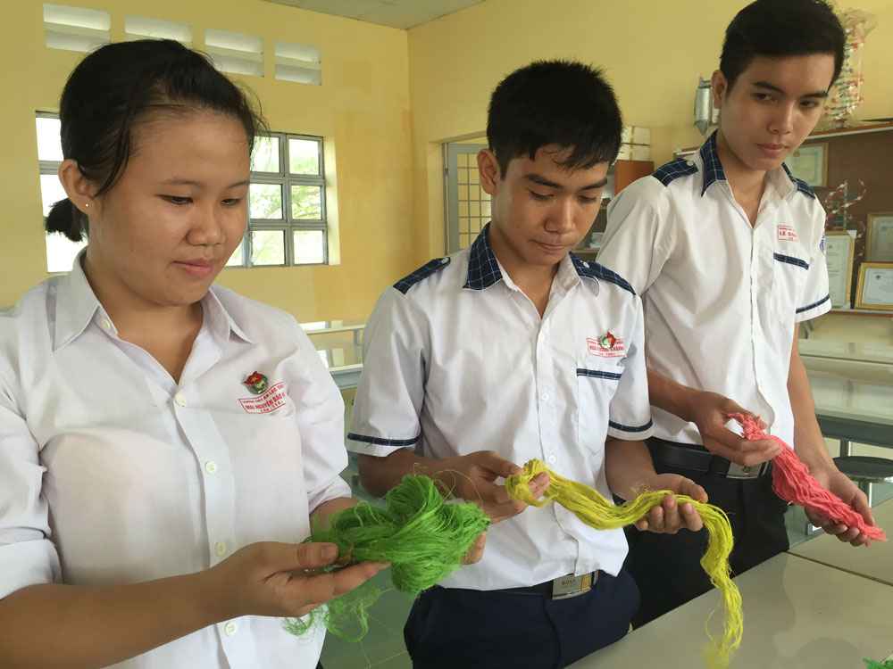 Sợi từ lá khóm (đã nhuộm màu) có thể dệt vải, làm thắt lưng, bao bì... - Ảnh: Thanh Nhàn