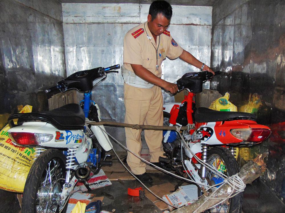Hai chiếc “xế độ” được Bình và Thiện thuê ô tô chở xuống TP.Vũng Tàu để tham gia đua xe - Ảnh: Nguyễn Long
