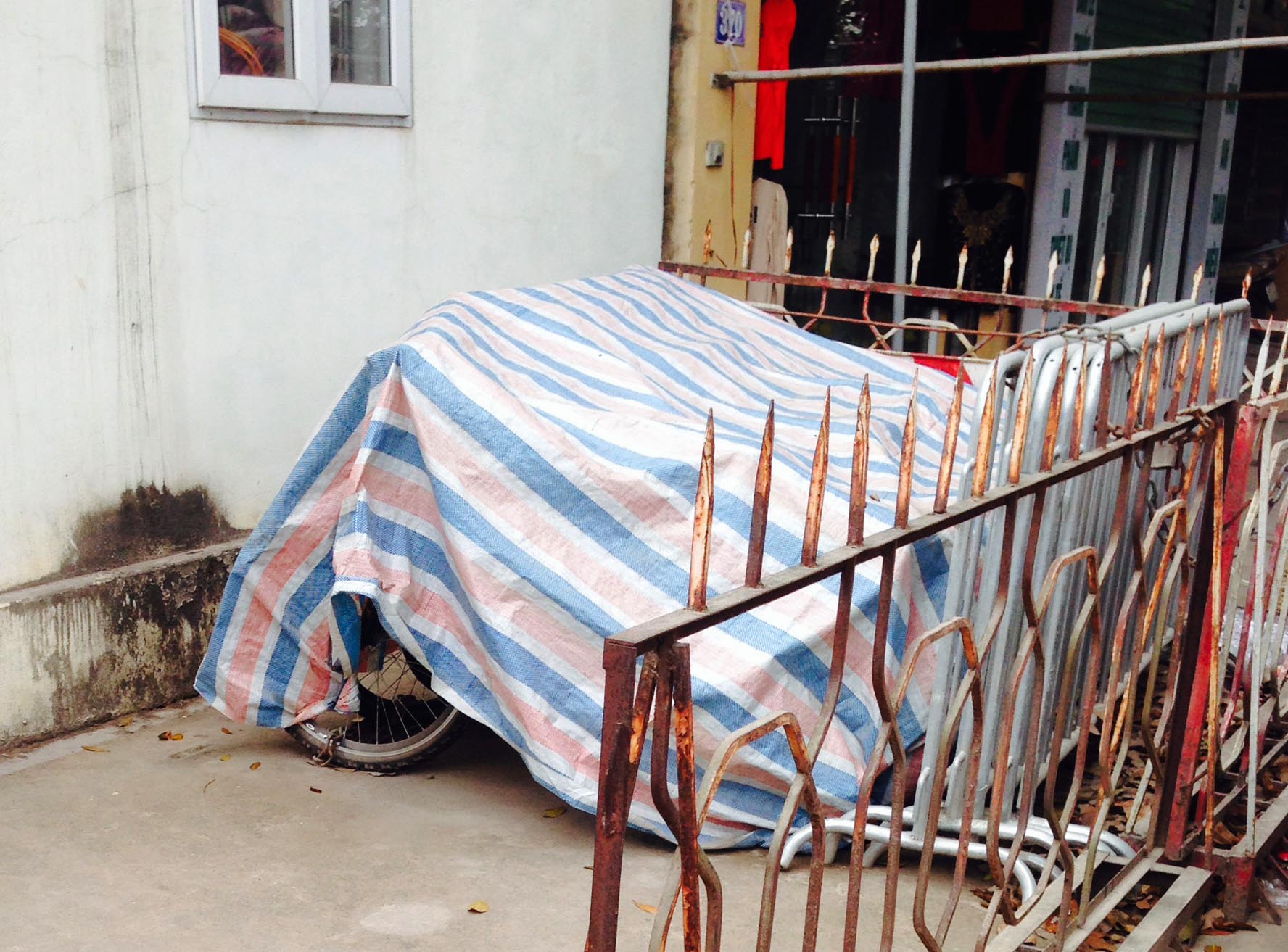 Xe đạp tuần tra của Công an P.Đại Mỗ, Hà Nội được phủ bạt, xích bánh
