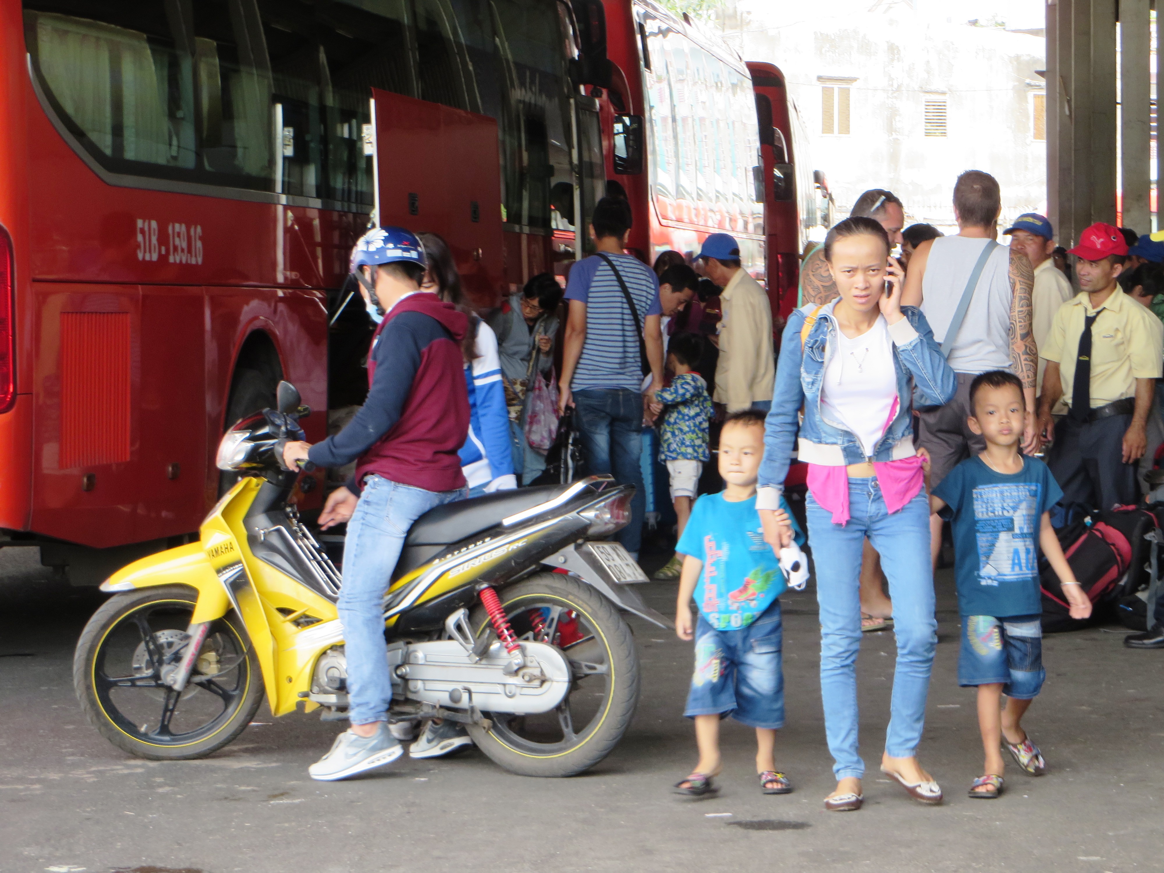 Người dân ùn ùn trở lại Sài Gòn