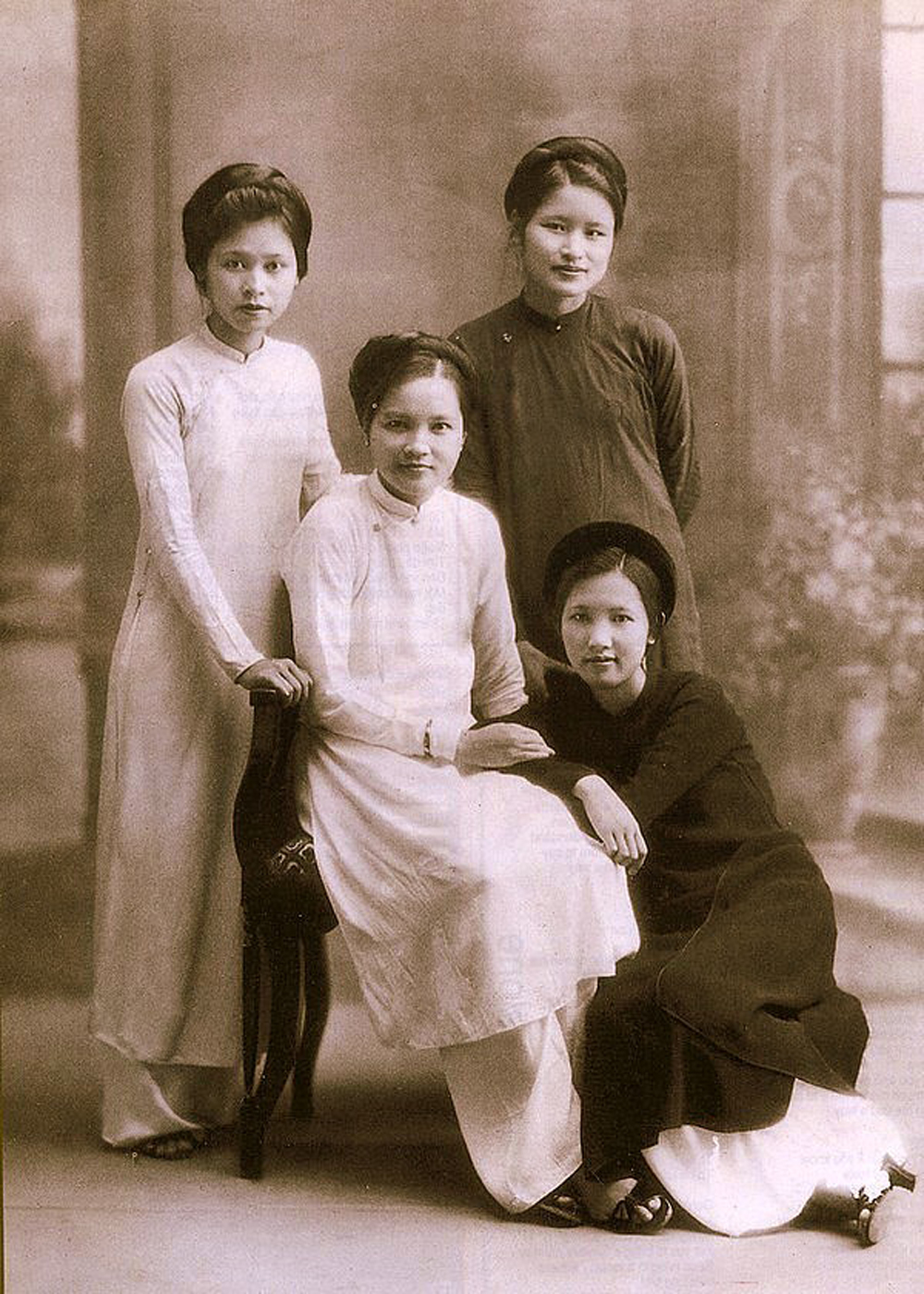 Hãy cùng khám phá hình ảnh về một gia đình phong kiến đầy tình cảm và truyền thống hào hoa. Những giá trị gia đình và những nét đặc trưng của nền văn hóa Việt sẽ được tái hiện lại trong những bức hình đầy sắc màu này.