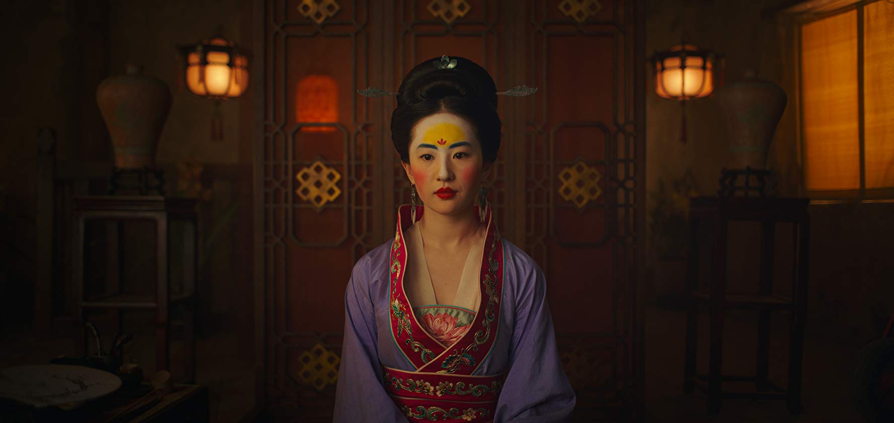 Lưu Diệc Phi giả trai, đánh trận hùng hục trong trailer Mulan bản người đóng