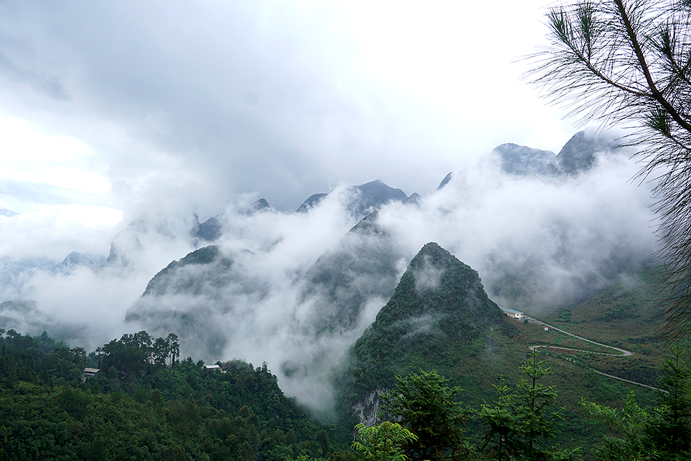 Săn mây trên đỉnh Mã Pì Lèng: Cảnh đẹp đến nín thở