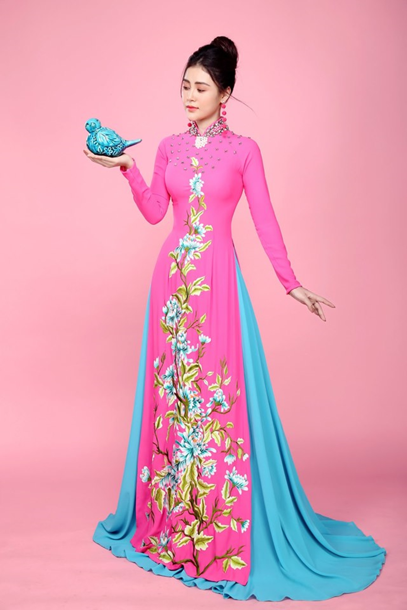 Á hậu Lý Kim Thảo gợi ý cách chọn áo dài hồng mà không sến