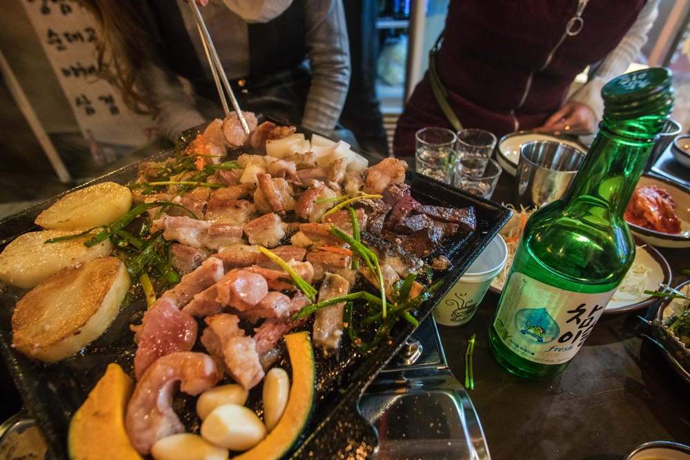 Đi ăn thịt nướng ở khu phố 
