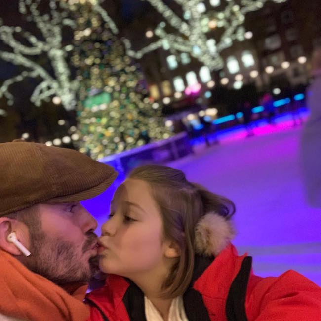 David Beckham tiếp tục bị chỉ trích vì hôn môi con gái