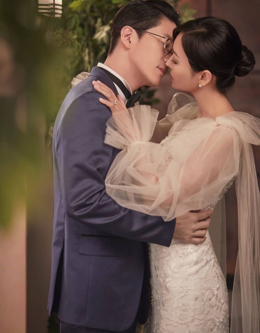 Cùng chiêm ngưỡng bộ ảnh cưới của Oh Yoon Hee, bạn sẽ bị thu hút bởi sự thanh lịch, sang trọng và tình tứ của đôi uyên ương. Những khoảnh khắc tuyệt đẹp, giản đơn nhưng cực kì ý nghĩa sẽ giúp bạn cảm nhận được tình yêu đích thực.