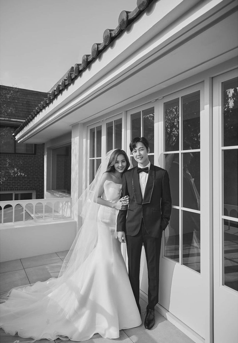 Lựa chọn bộ ảnh cưới của Oh Yoon Hee để tận hưởng một trải nghiệm đẹp và xúng xính. Những thiết kế áo cưới tuyệt đẹp cùng với phong cách trang điểm và tóc mới lạ của cô dâu sẽ khiến bạn đắm chìm trong thế giới lãng mạn của đám cưới.