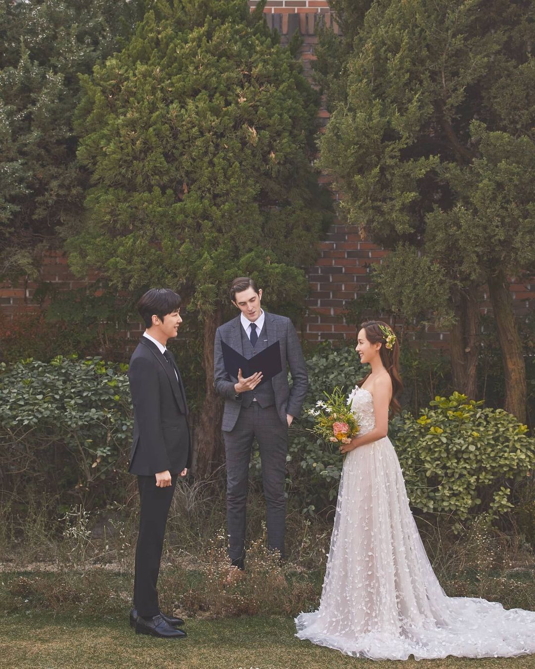 Hãy cùng khám phá bộ ảnh cưới tuyệt đẹp của Oh Yoon Hee để cảm nhận được tình yêu và niềm tin trong một đám cưới tràn đầy hạnh phúc và cảm xúc. Với những khoảnh khắc lãng mạn và chân thực, đây chắc chắn là một trong những bộ ảnh cưới đẹp nhất mà bạn từng thấy.