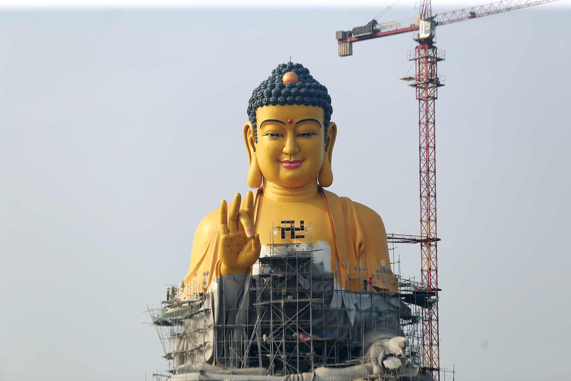 Một hình ảnh tượng Phật A Di Đà lớn nhất, cao khoảng 10 mét được tỉ mỉ chạm khắc từng chi tiết, tràn đầy năng lượng và trầm tĩnh sẽ mang đến cho bạn cảm giác kinh ngạc và biết ơn về tài hoa và tâm huyết mà người nghệ nhân đã đổ vào tác phẩm tuyệt vời này.