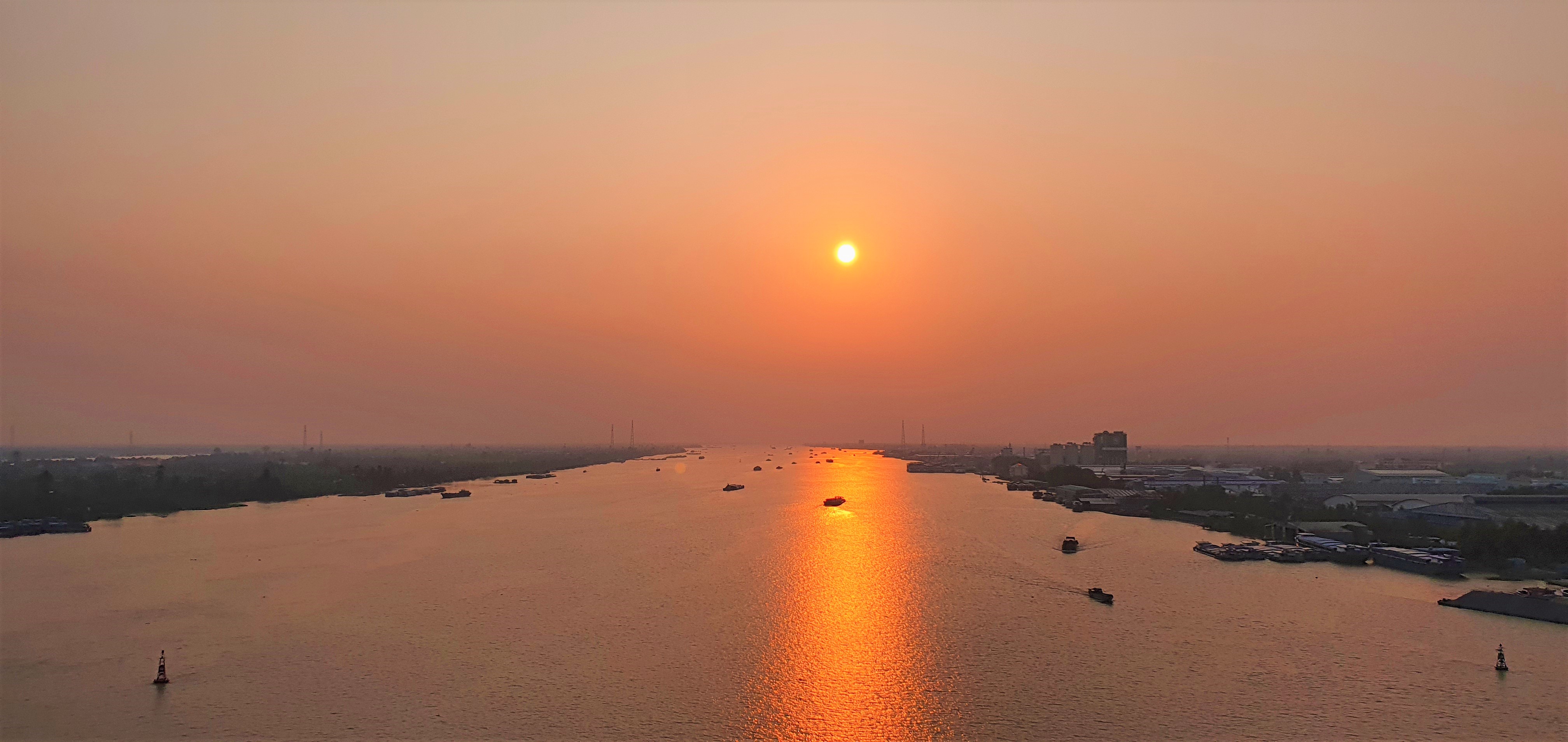 Hoàng hôn trên sông Hương: Hoàng hôn trên sông Hương là một trong những điều tuyệt vời nhất mà bạn sẽ từng trải nghiệm. Bốn bề của thành phố đổ dồn tại đây và không gian thơ mộng nơi đây chắc chắn sẽ khiến bạn thực sự ngất ngây.