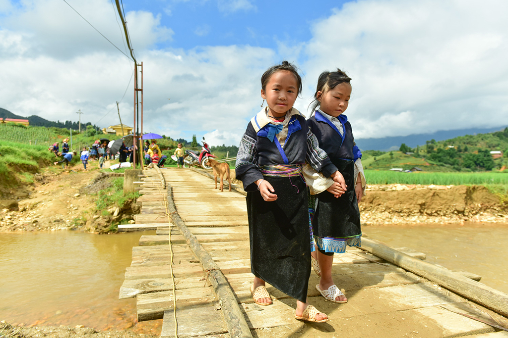  Vài tháng, các em nhỏ ở bản Cái Dông và Páo Khắt sẽ được đi trên cây cầu chắc chắn và không còn nỗi lo phải bỏ học mỗi khi trời mưa
