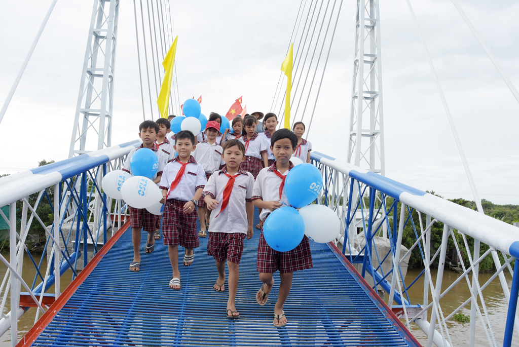  Hoc sinh vui vẻ qua cầu Giang Sơn