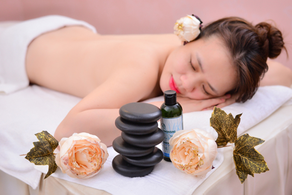 Hiệu quả sẽ tốt hơn nếu massage body đá nóng có kết hợp tinh dầu