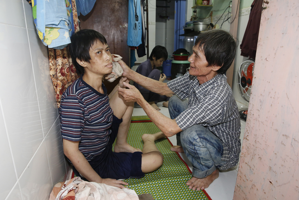 Chú Hà Minh chăm sóc cho 2 con từng miếng ăn, giấc ngủ với hy vọng sức khỏe và tinh thần của con ngày càng cải thiện