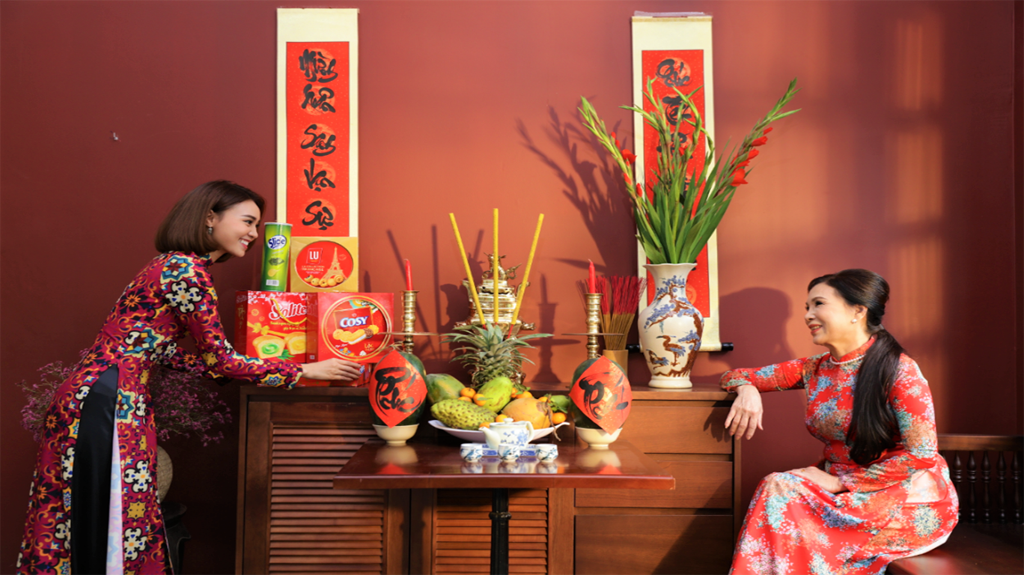 Văn hóa Việt: Hãy trân quý văn hóa Việt Nam và khám phá những giá trị văn hóa đặc sắc của quê hương. Ở mỗi vùng miền, bạn sẽ có cơ hội được thưởng thức các món ăn đặc trưng, tham gia các lễ hội tuyệt vời và tìm hiểu thêm về lịch sử và truyền thống của đất nước. Cảm nhận sự khác biệt đến từ đất nước trong những chuyến du lịch và tận hưởng những khoảnh khắc ý nghĩa.