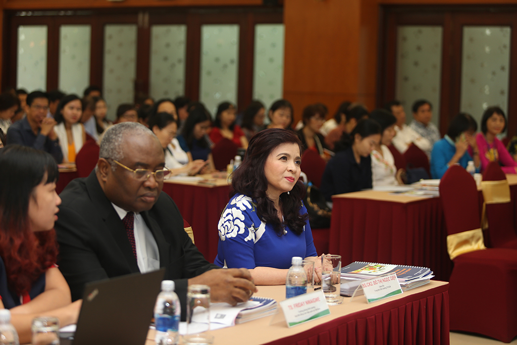 BS Đỗ Thị Ngọc Diệp cùng các chuyên gia đã dành 2 năm tâm huyết để trực tiếp nghiên cứu và hoàn thiện bộ tài liệu hướng dẫn rất có giá trị về dinh dưỡng tiết chế