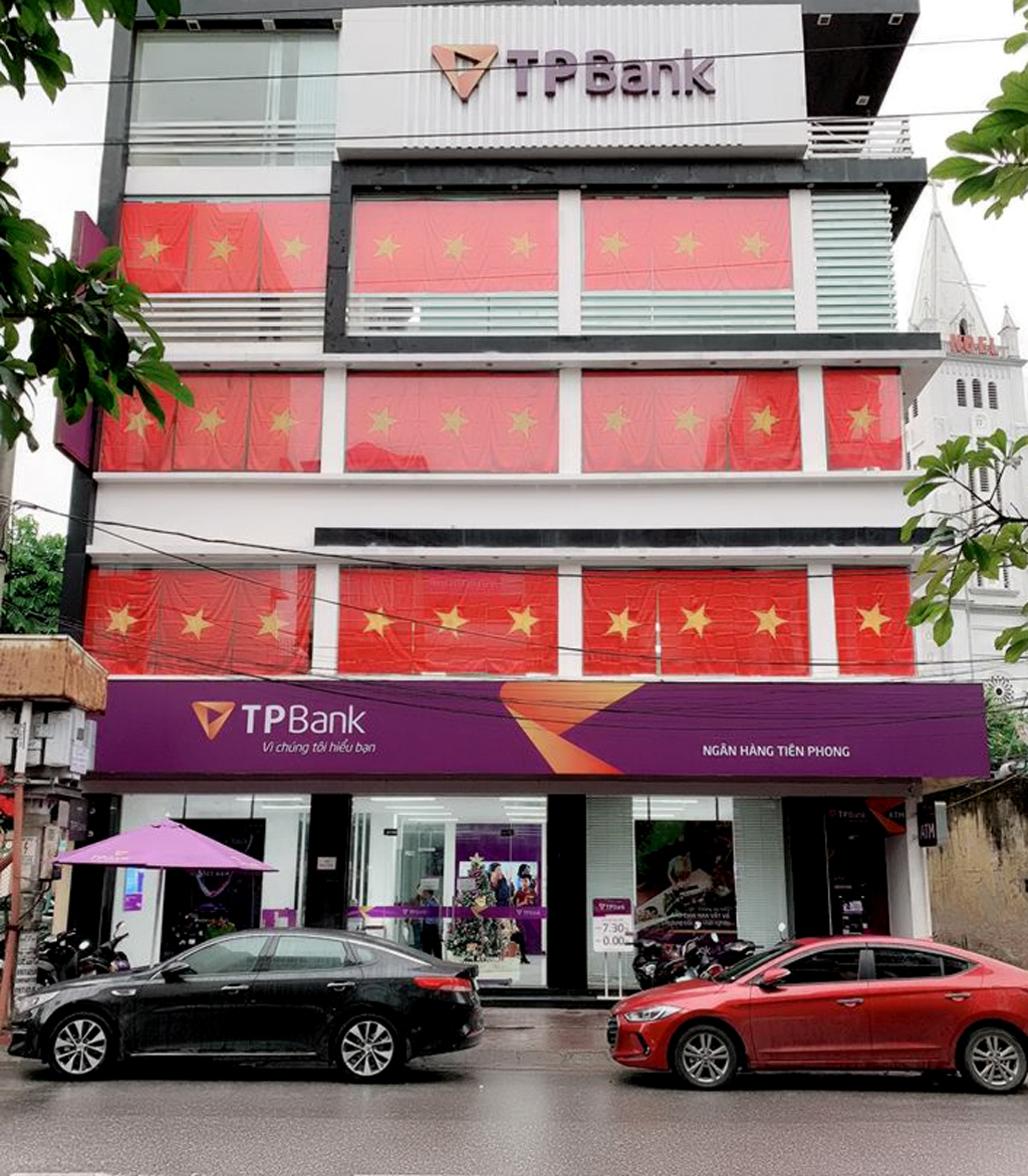Các chi nhánh TPBank cũng đồng loạt treo cờ Tổ quốc cổ vũ cho đội tuyển thẳng tiến đến ngôi vô địch