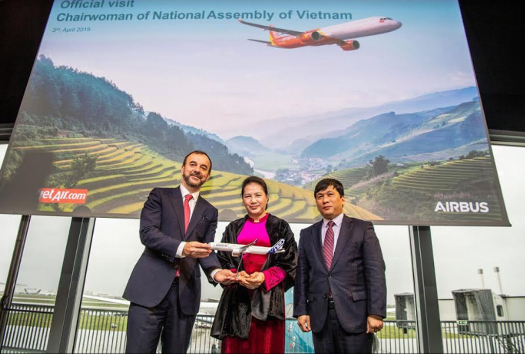 Chủ tịch Quốc hội Việt Nam Nguyễn Thị Kim Ngân, các lãnh đạo cấp cao của Quốc hội Việt Nam và đại diện lãnh đạo của Vietjet, Airbus cắt băng khai trương tàu bay A321neo  
