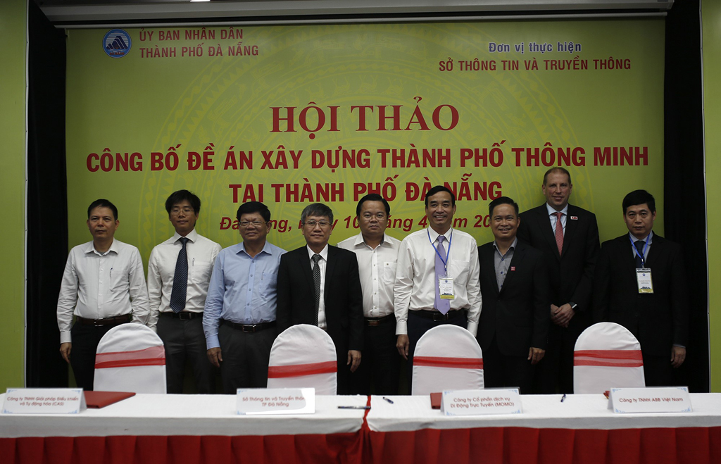 Đại diện Ví MoMo ký kết triển khai thanh toán điện tử cùng lãnh đạo TP.Đà Nẵng