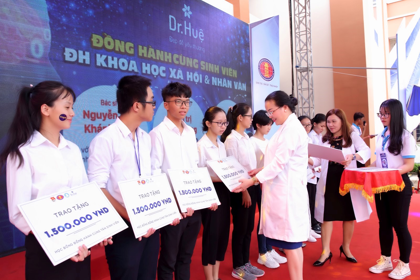 Dr. Huệ trao học bổng cho các sinh viên khó khăn