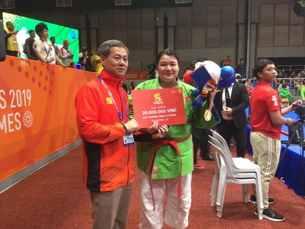 VĐV Kurash Trần Thị Thanh Thủy xúc động nhận phần thưởng từ thương hiệu Bia Saigon