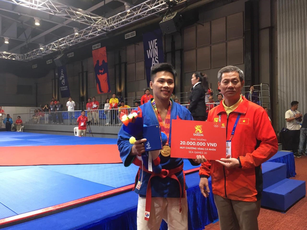 VĐV Kurash Vũ Ngọc Sơn nhận phần thưởng từ thương hiệu Bia Saigon