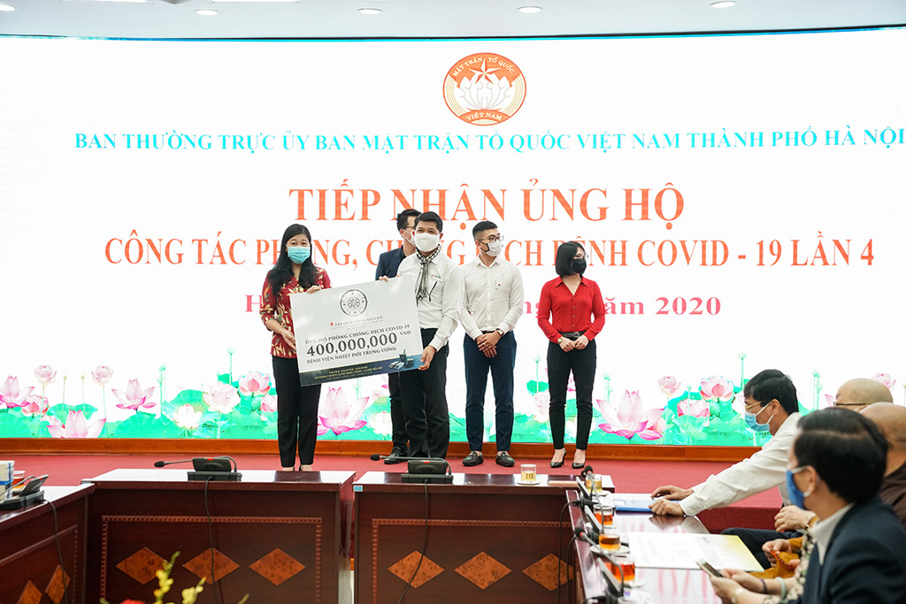 Trung Nguyên Legend ủng hộ 1 tỉ đồng tiền mặt cùng những sản phẩm cà phê gửi đến các y bác sĩ, điều dưỡng,... đang trực tiếp chữa trị cho các bênh nhân nhiễm Covid-19 tại các bệnh viện tuyến đầu - trong đó 400 triệu đồng tại Hà Nội và 600 triệu đồng tại TP.HCM