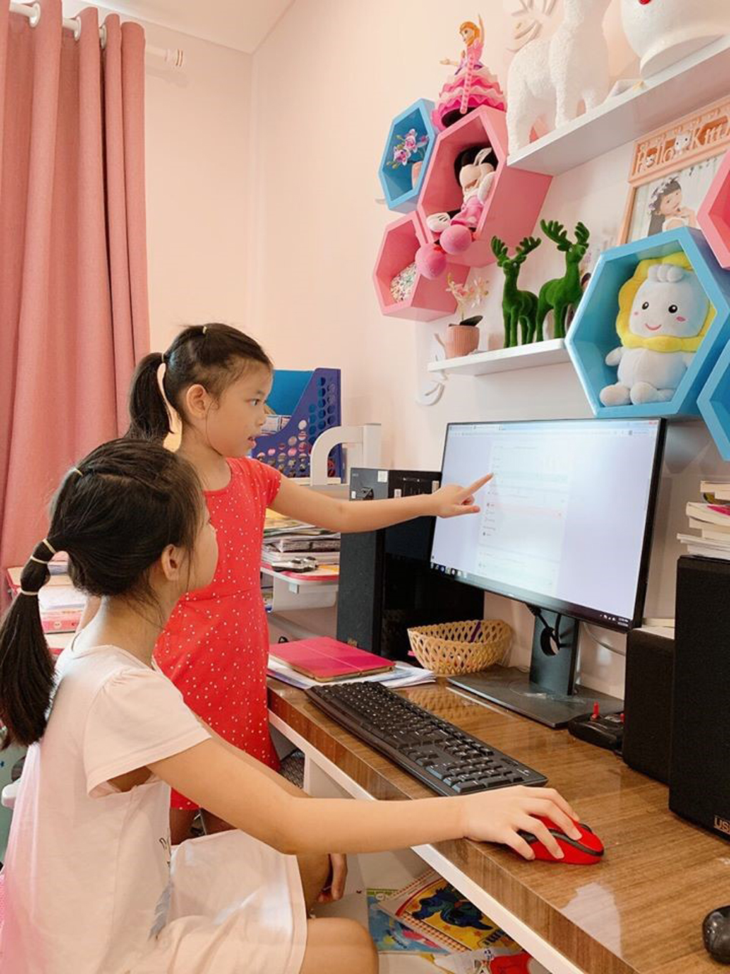 Lựa chọn đa dạng hình thức học online và tương tác với học sinh phù hợp với lứa tuổi và lịch sinh hoạt gia đình học sinh là khó khăn của trường với mong muốn tất cả các em được vui học mỗi ngày