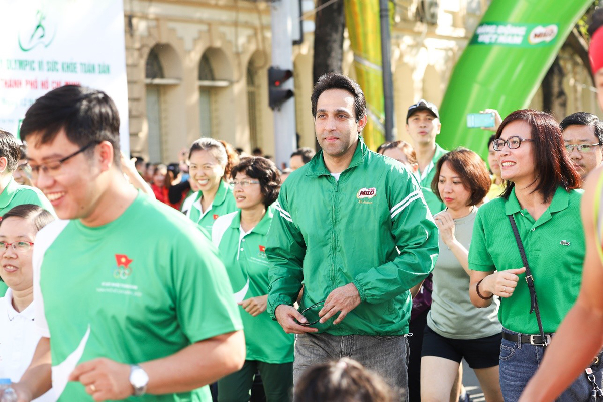 Ông Ali Abbas, Giám đốc ngành hàng MILO và sữa, Công ty Nestlé Việt Nam, tham gia đường chạy trong Ngày chạy Olympic vì sức khỏe toàn dân năm 2020