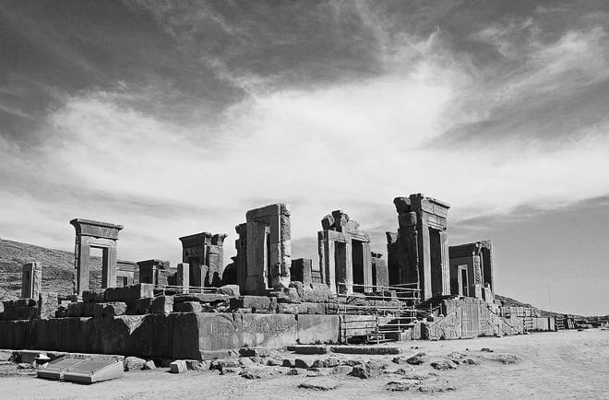 Persepolis là kinh thành nghi ngờ lễ của Đế chế Ba Tư bên dưới thời Achaemenes được UNESCO thừa nhận phát triển thành di tích toàn cầu nhập năm 1979