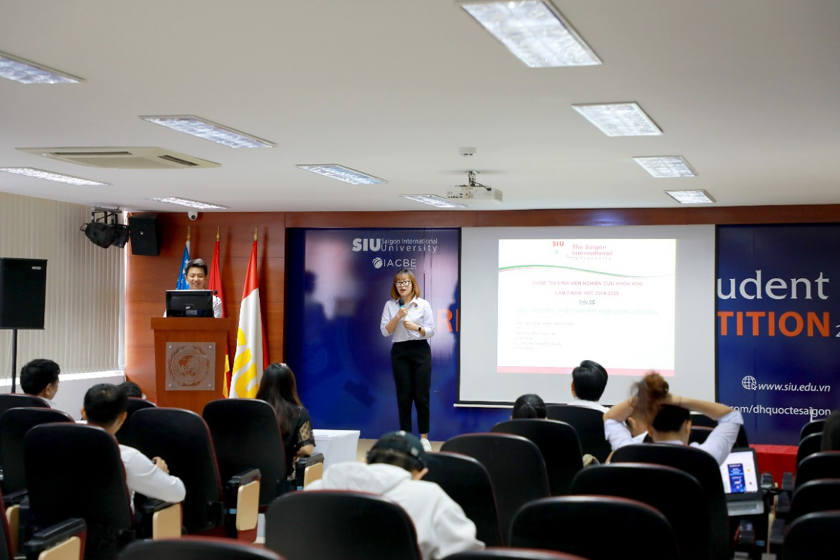 Sinh viên Luật kinh tế quốc tế trình bày tham luận tại cuộc thi nghiên cứu khoa học của trường