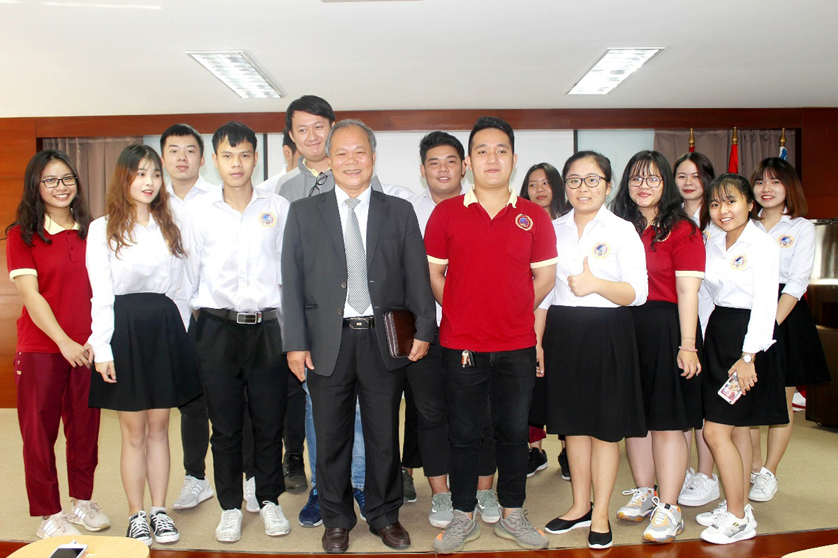 GS-TS Phan Trung Lý - nguyên Chủ nhiệm Ủy ban Pháp luật của Quốc hội, hiện là thành viên Hội đồng Khoa học và Đào tạo và giảng viên cơ hữu Trường đại học quốc tế Sài Gòn - và sinh viên trong một hội thảo chuyên ngành tại trường