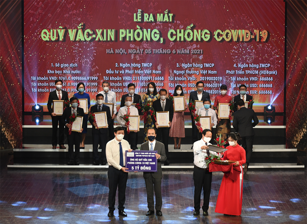 Đại diện Suntory PepsiCo Việt Nam tại buổi lễ ra mắt “Quỹ vắc xin phòng, chống Covid-19 Việt Nam” diễn ra vào tối 5.6 