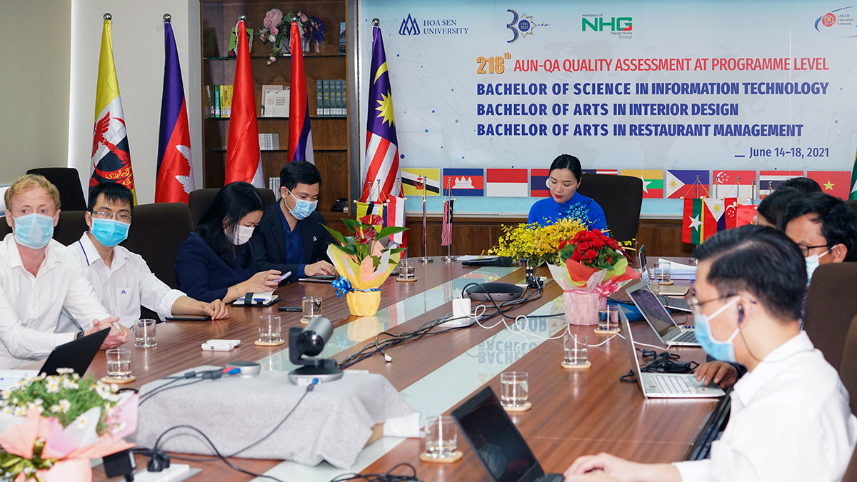 Ban giám hiệu nhà trường gặp gỡ, lắng nghe chia sẻ của sinh viên