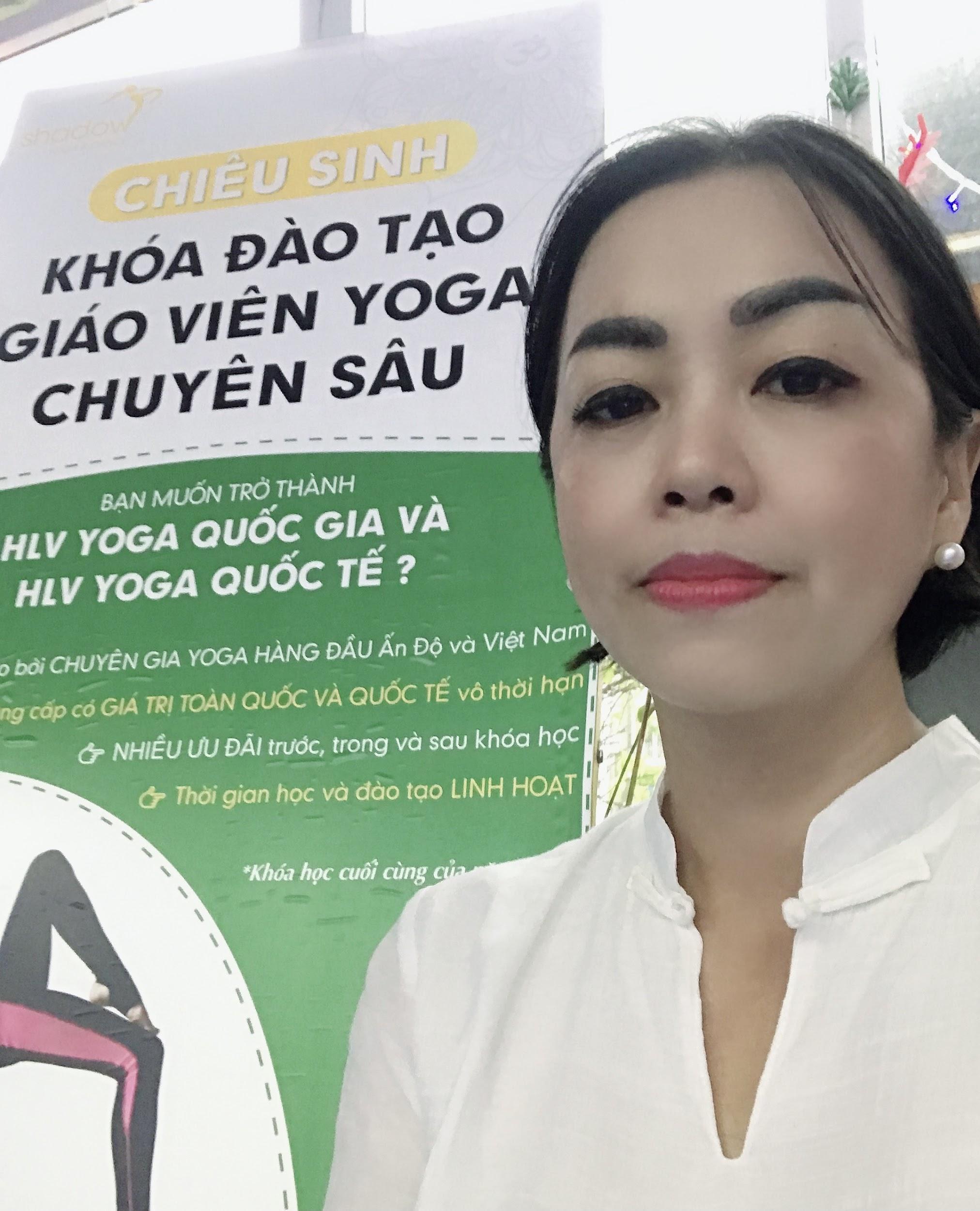 Người phụ nữ nhiệt huyết đi gieo mầm yoga và thiền