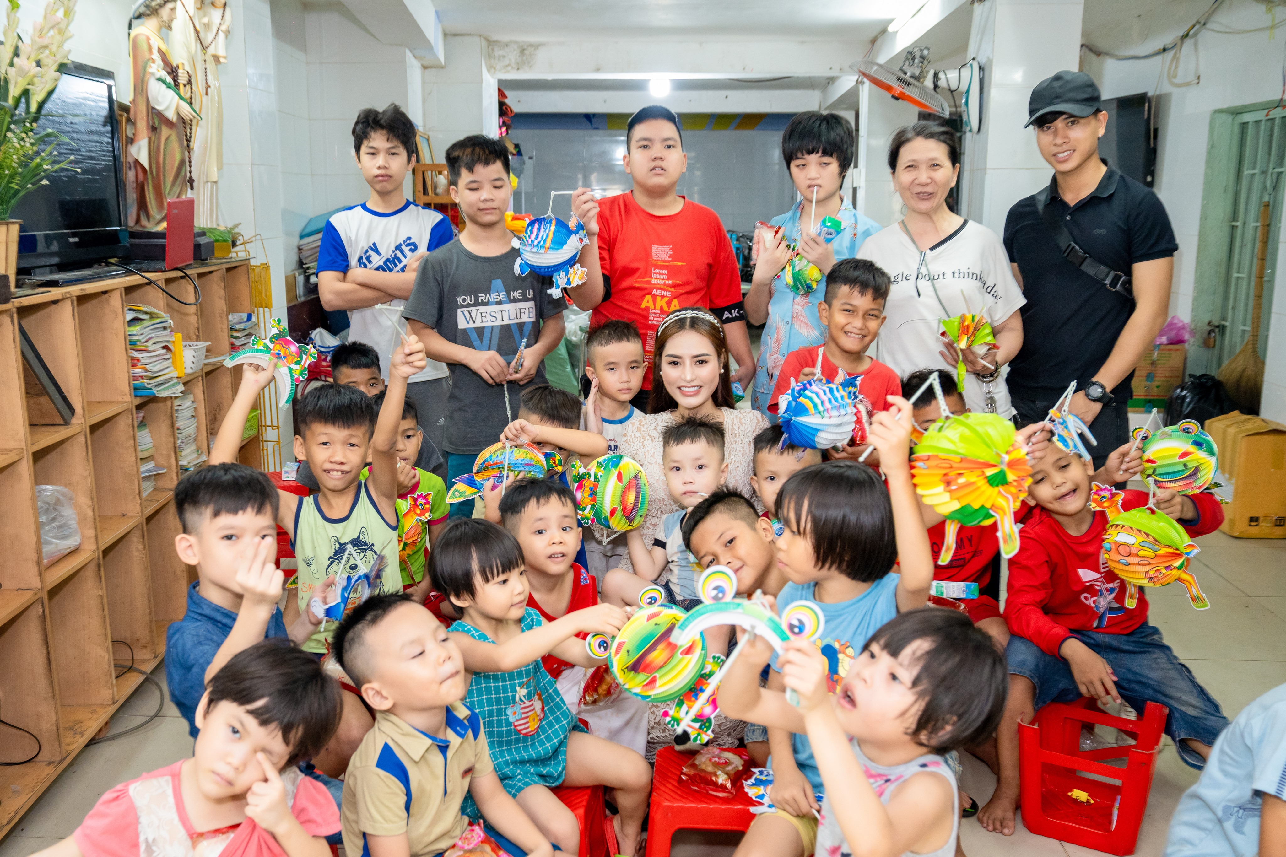 Hoa hậu Di Khả Hân trao quà trung thu cho trẻ em khó khăn Hoa Hậu Di Khả Hân Trao Quà Trung Thu Cho Trẻ Em Khó Khăn