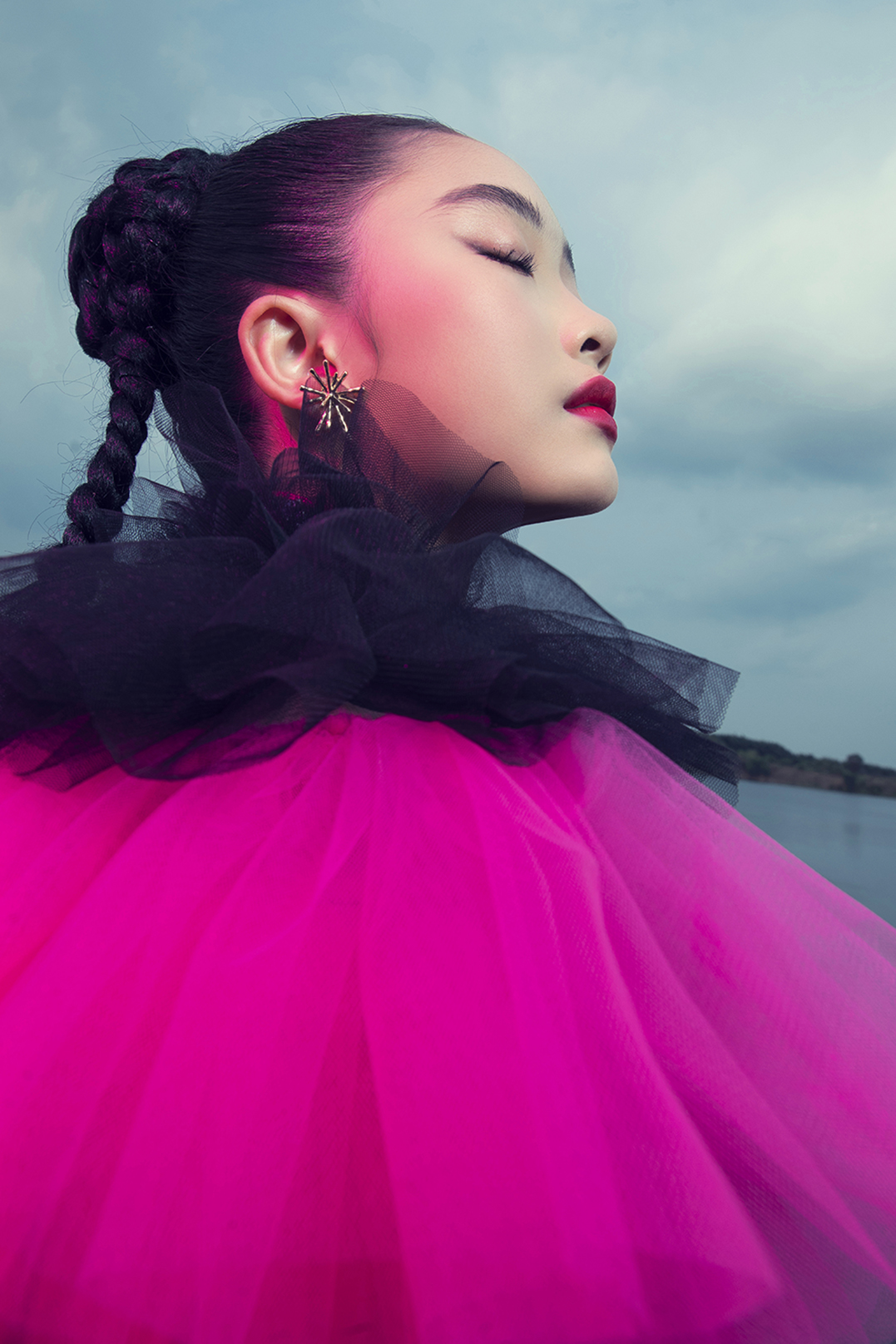 Lạ lẫm áo dài lụa Việt qua hình ảnh của mẫu nhí Suri Phương Anh