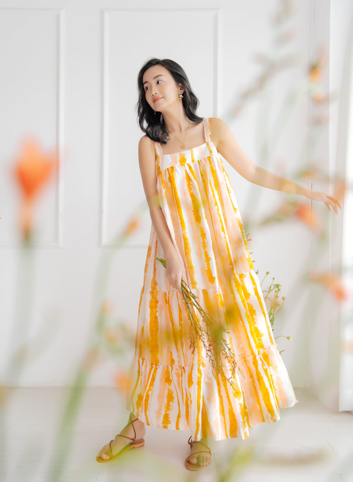 Đầm linen phom suông giấu dáng vừa mát mẻ vừa đẹp trong mọi không gian