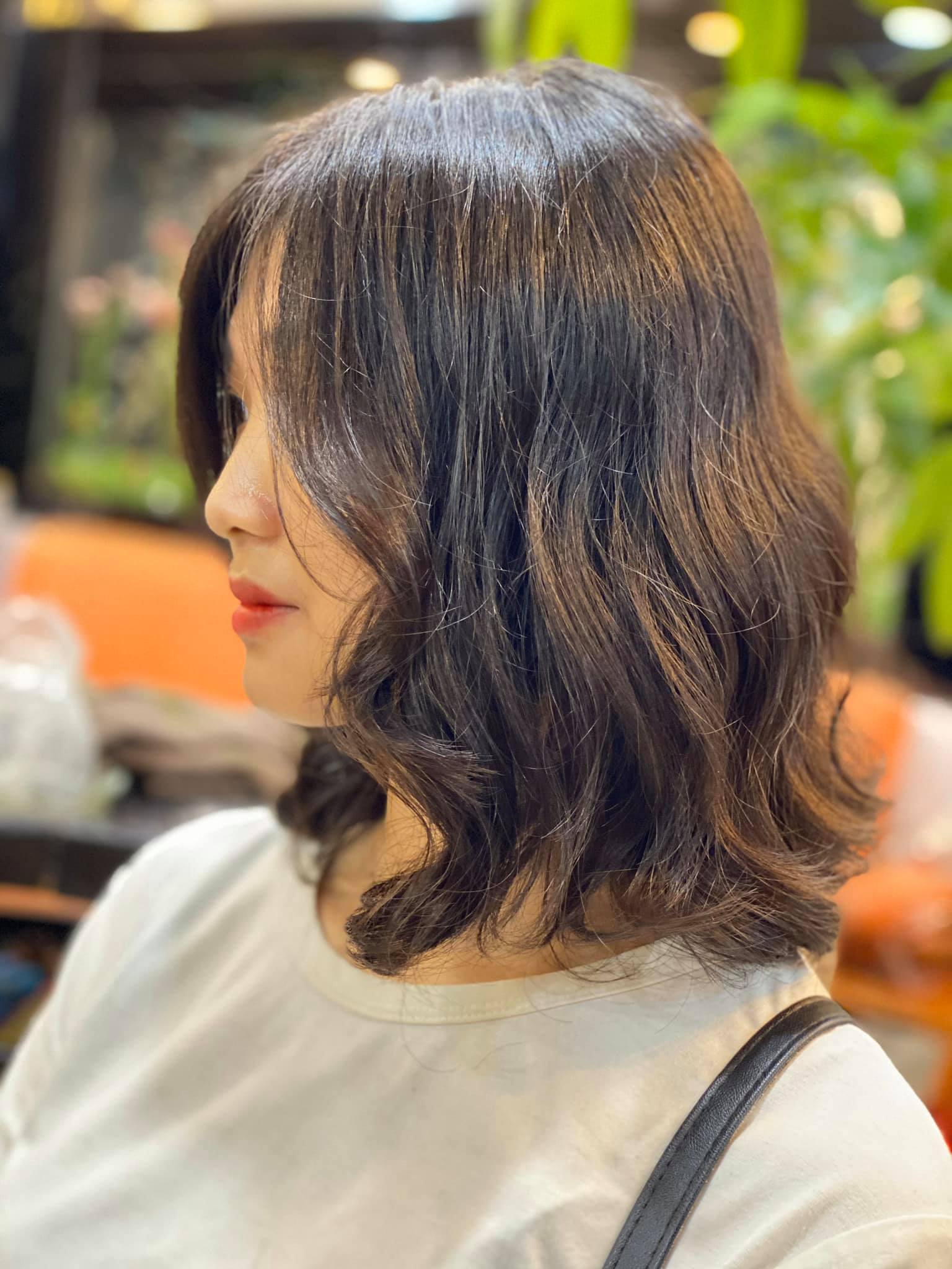 Nếu bạn muốn sở hữu một mái tóc uốn sóng xoắn đẹp như sao Hàn, hãy cùng chúng tôi khám phá bí quyết tạo kiểu tóc này. Đảm bảo bạn sẽ thích mê ngay từ cái nhìn đầu tiên.
