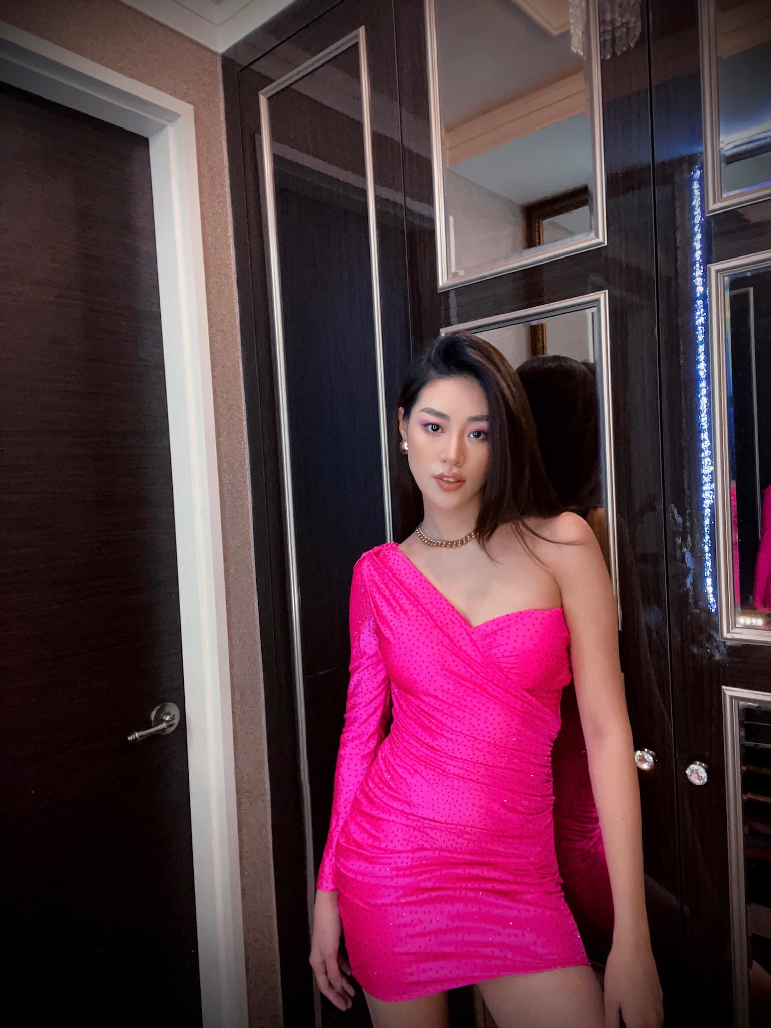 1 chiếc váy ngắn 7 cách mặc, Hoa hậu Khánh Vân khiến fan thích thú ...