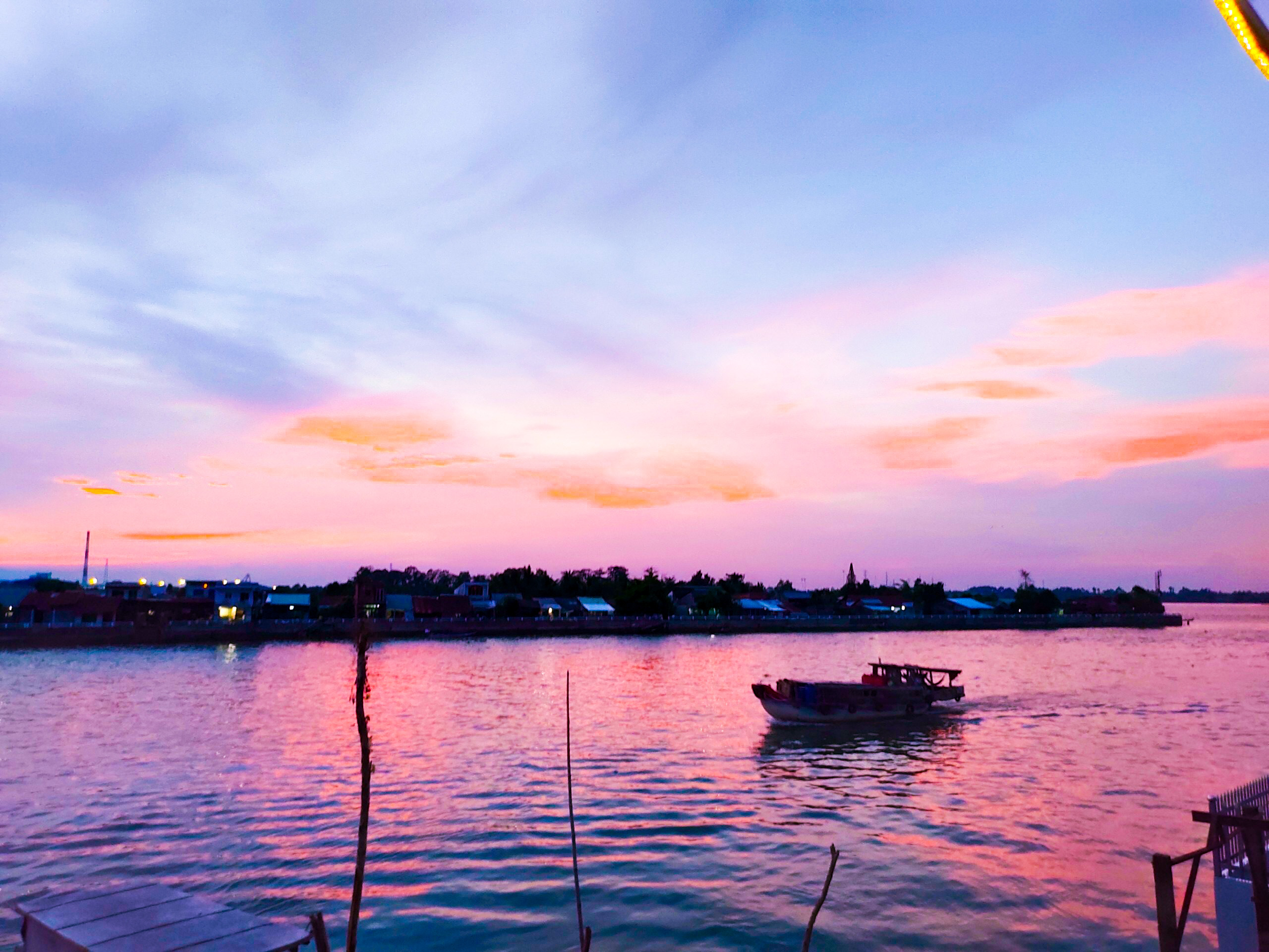 Ngắm hoàng hôn: Đắm mình trong khoảnh khắc cực kỳ tuyệt vời và tĩnh lặng của giờ hoàng hôn. Cùng ngắm nhìn bầu trời chuyển màu, những đợt sóng nhẹ nhàng lăn tăn trên biển và hít thở hương thơm của không khí mát lành. Chắc chắn bạn sẽ không muốn lỡ một khoảnh khắc tuyệt vời như vậy!