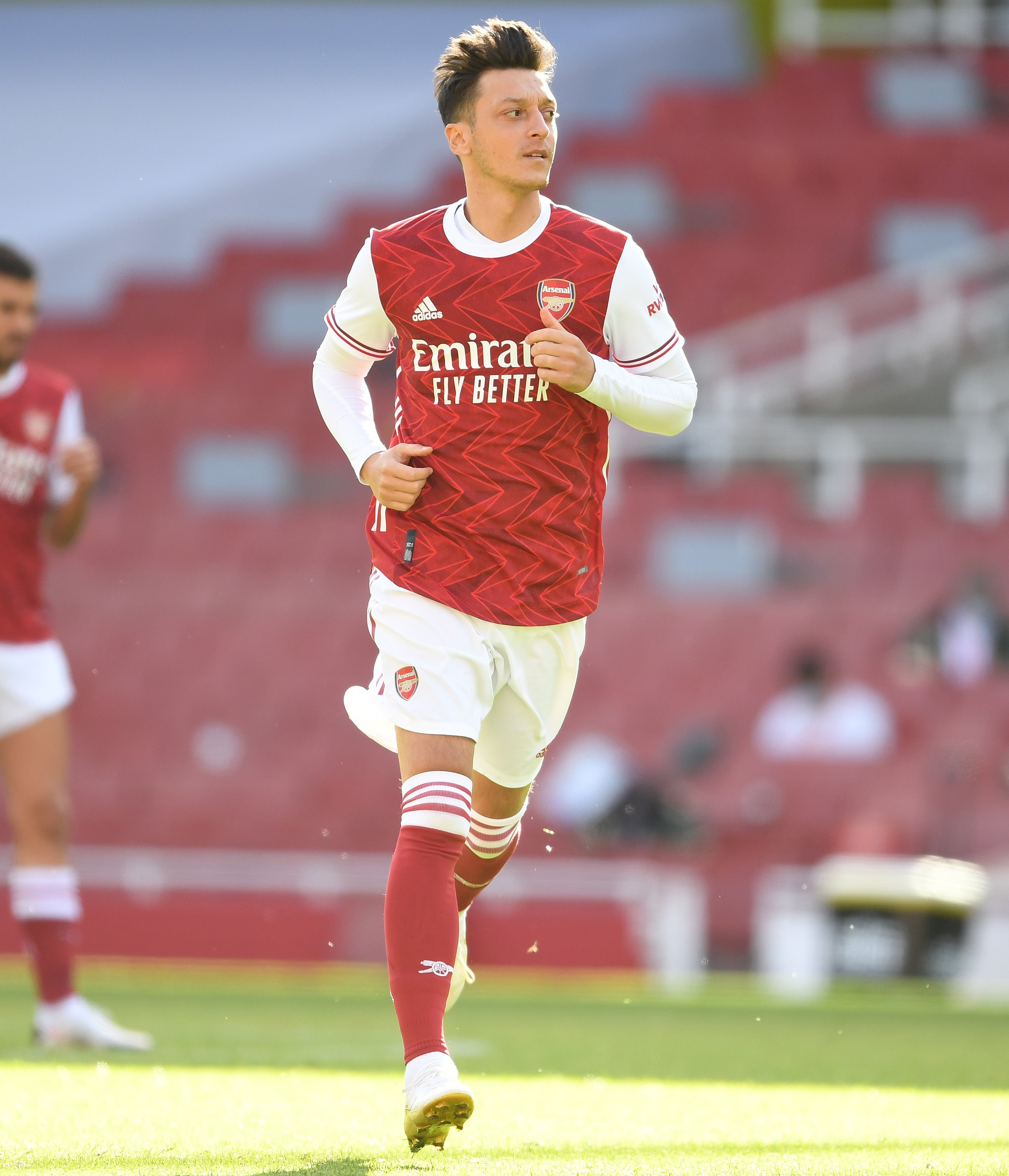 Arsenal chưa bán được ai phải dùng lại Mesut Ozil