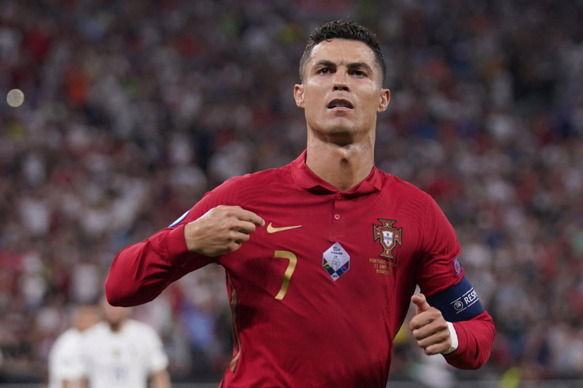 Cavani đang giữ áo số 7, Cristiano Ronaldo mặc áo số mấy ở M.U?