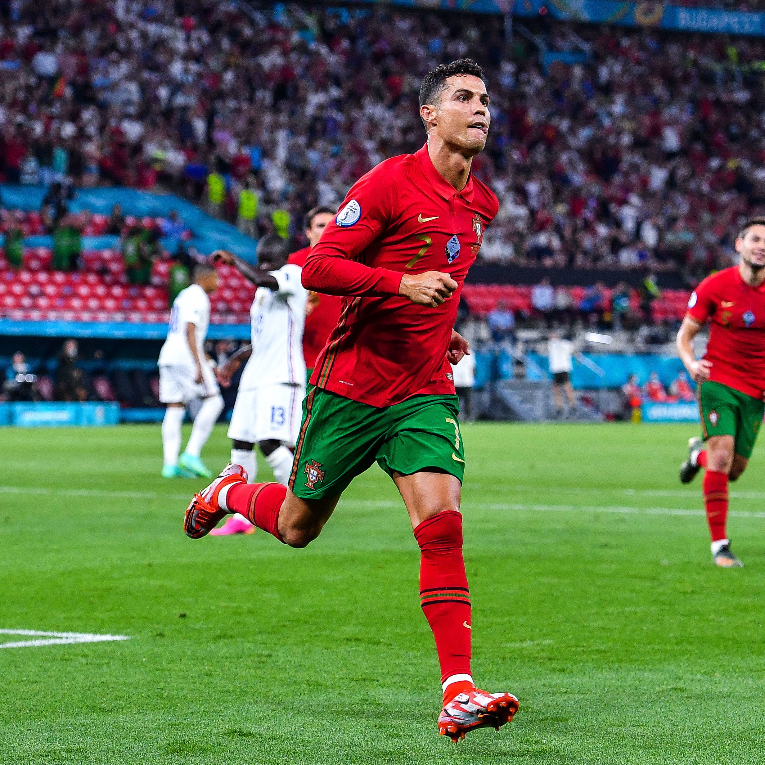 Đừng bỏ lỡ hình ảnh về Cristiano Ronaldo, tay săn bàn kỷ lục của ĐT Bồ Đào Nha và là một trong những chân sút hàng đầu thế giới, luôn ghi bàn liên tục và tạo nên những cuộc đua sống còn gây cấn cho người hâm mộ.