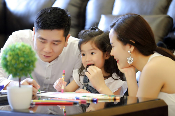 Con gái Lưu Hương Giang khóc nấc khi chia tay ba mẹ  - ảnh 6