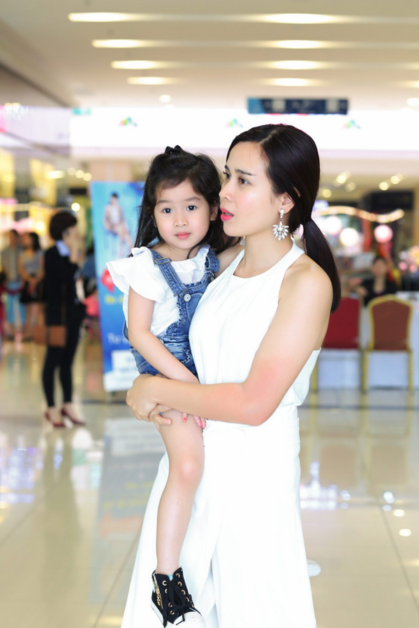 Con gái Lưu Hương Giang khóc nấc khi chia tay ba mẹ  - ảnh 4