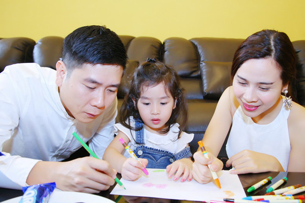 Con gái Lưu Hương Giang khóc nấc khi chia tay ba mẹ  - ảnh 7